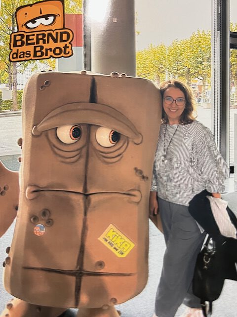 Elisa Jakob lehnt sich an Bernd das Brot
