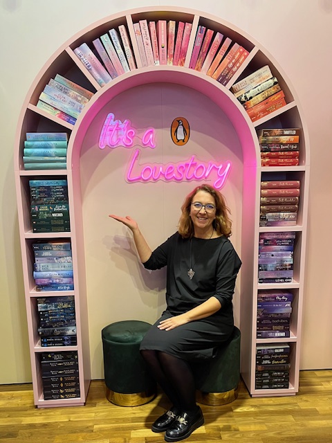 Bücherregal als Torbogen mit Elisa Jakob