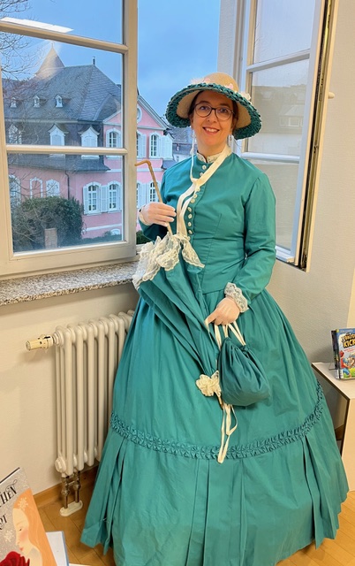 Elisa Jakob standesgemäß im Kleid aus der Epoche Queen Victorias