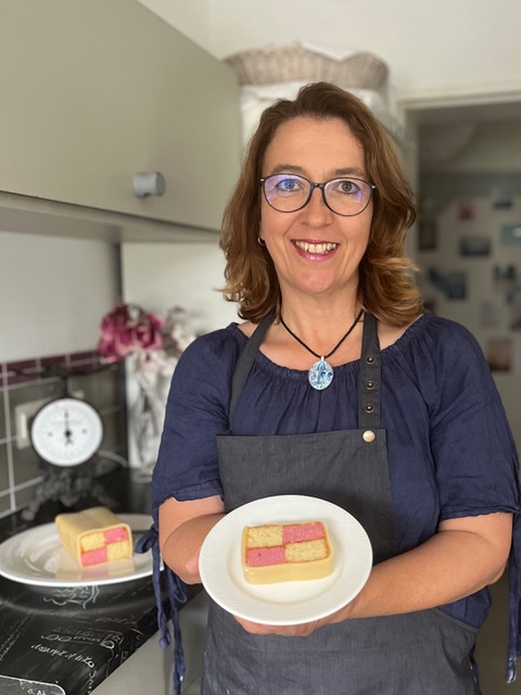 Elisa Jakob zeigt ihren gebackenen Kuchen zur Teatime