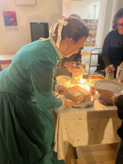 Autorin Elisa Jakob verteilt zur Teatime Kuchen